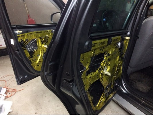 Шумоизоляция пола, арок и щитка моторного отсека